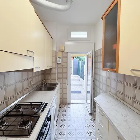 Intera Casa, 100 M Dal Mare, Grande Giardino *